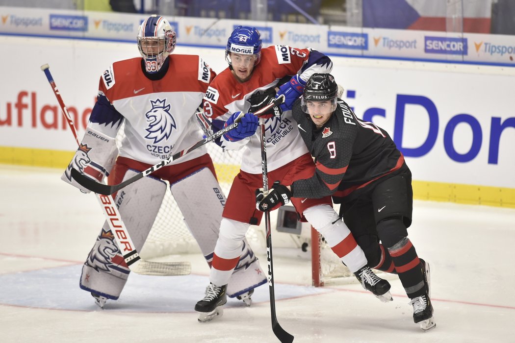 Čeští hokejisté bojují s Kanadou