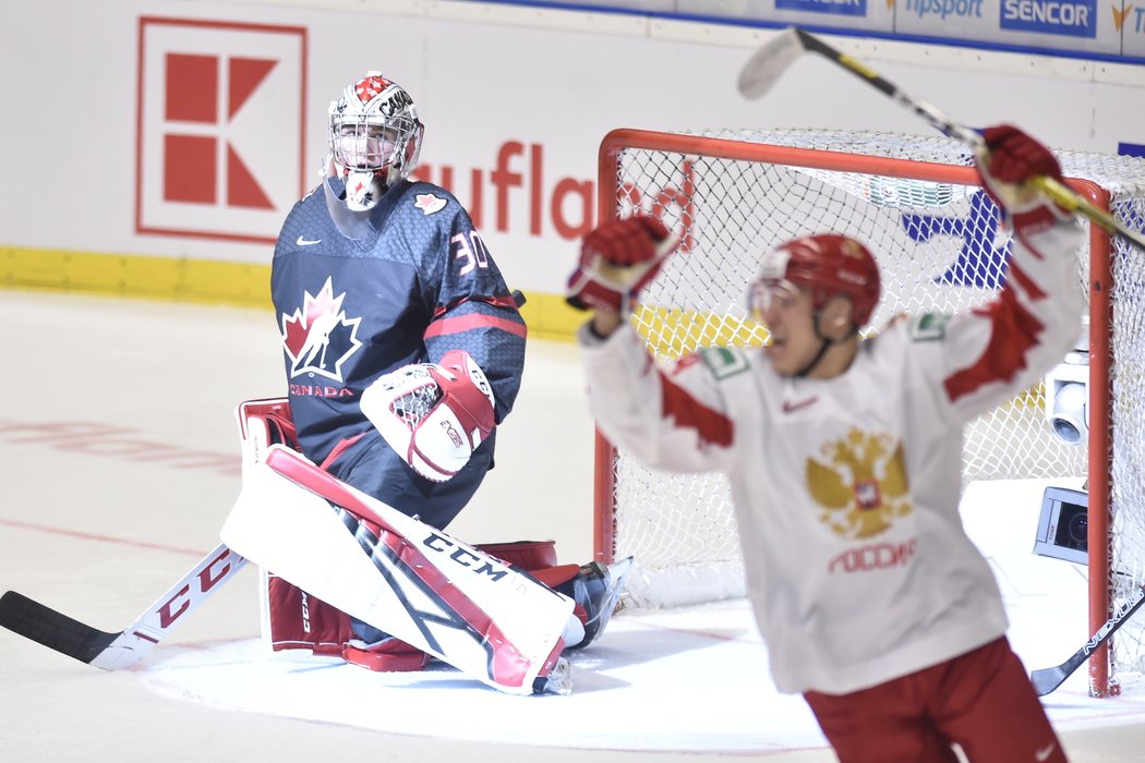 Nikita Alexandrov střílí první finálový gól Ruska