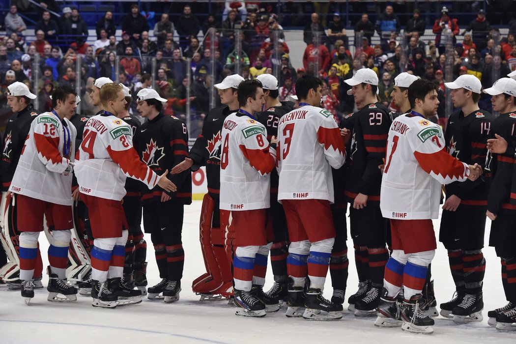 Hráči Ruska a Kanady se zdraví po skončení zápasu