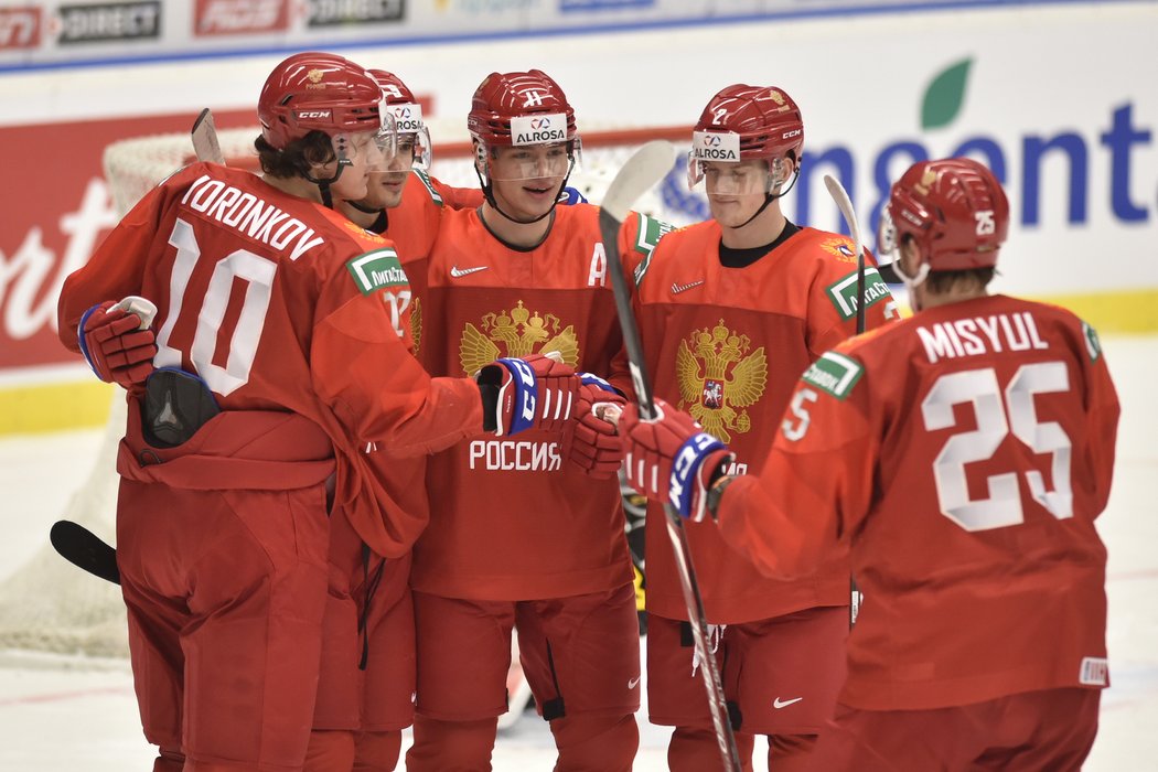 Ruští hokejisté oslavují druhý gól. Druhý zleva je střelec obou branek Kirill Marčenko.