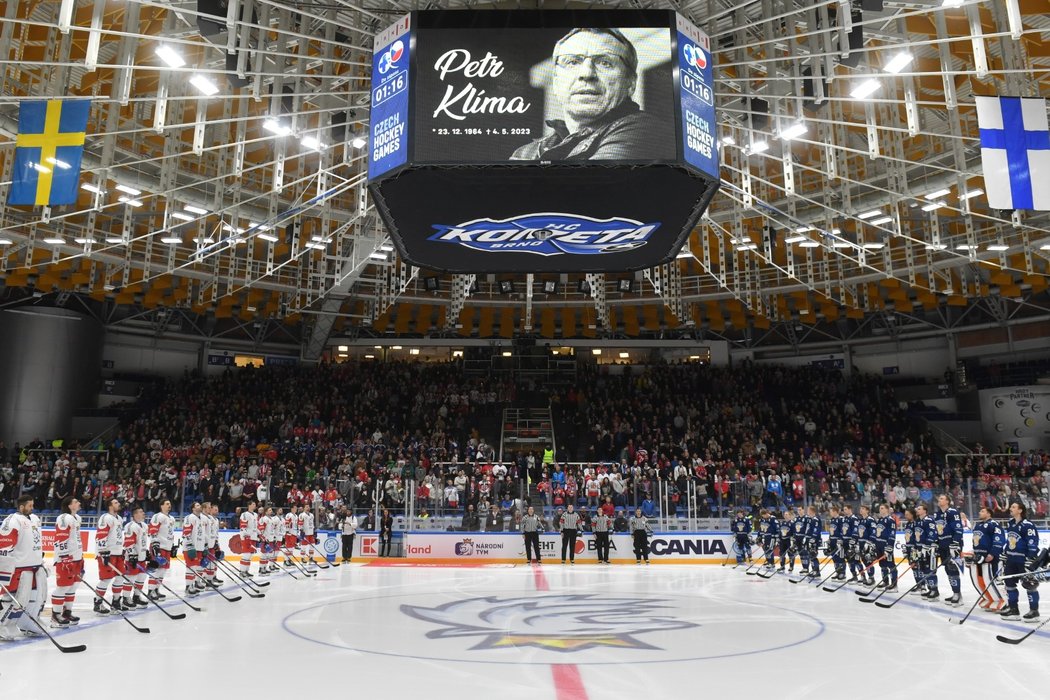 Před utkáním české reprezentace hráči i fanoušci vzpomněli na zesnulého Petra Klímu, legendárního hokejistu