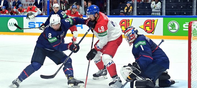 Tomáš Hertl doráží před brankářem Jeremym Swaymanem v souboji Česka s USA