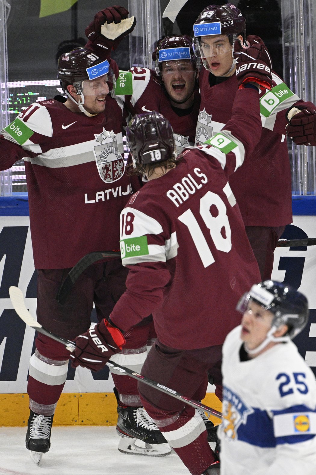 Hokejisté Lotyšska se radují z gólu Rudolfse Balcerse proti Finsku
