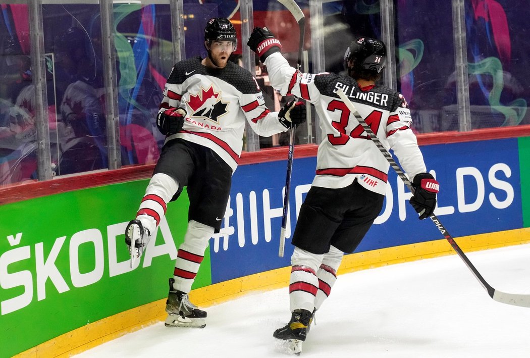 Hokejisté Kanady se radují z gólu