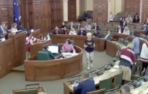 Poslanci v lotyšském parlamentu v hokejových dresech v neděli večer narychlo odhlasovali státní svátek, aby mohli doma přivítat bronzovou reprezentaci