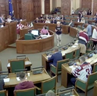 Poslanci v lotyšském parlamentu v hokejových dresech v neděli večer narychlo odhlasovali státní svátek, aby mohli doma přivítat bronzovou reprezentaci