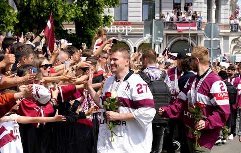 Lotyšský bek Oskars Cibulskis se zdraví s fanoušky po návratu z Tampere