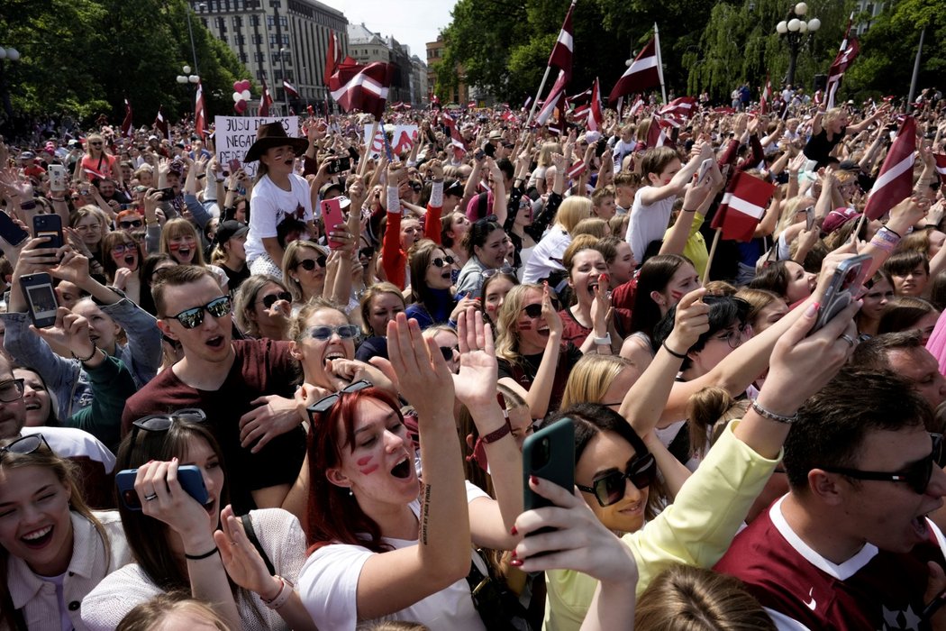 Tisíce Lotyšů v Rize vítají zpátky doma bronzové hokejisty