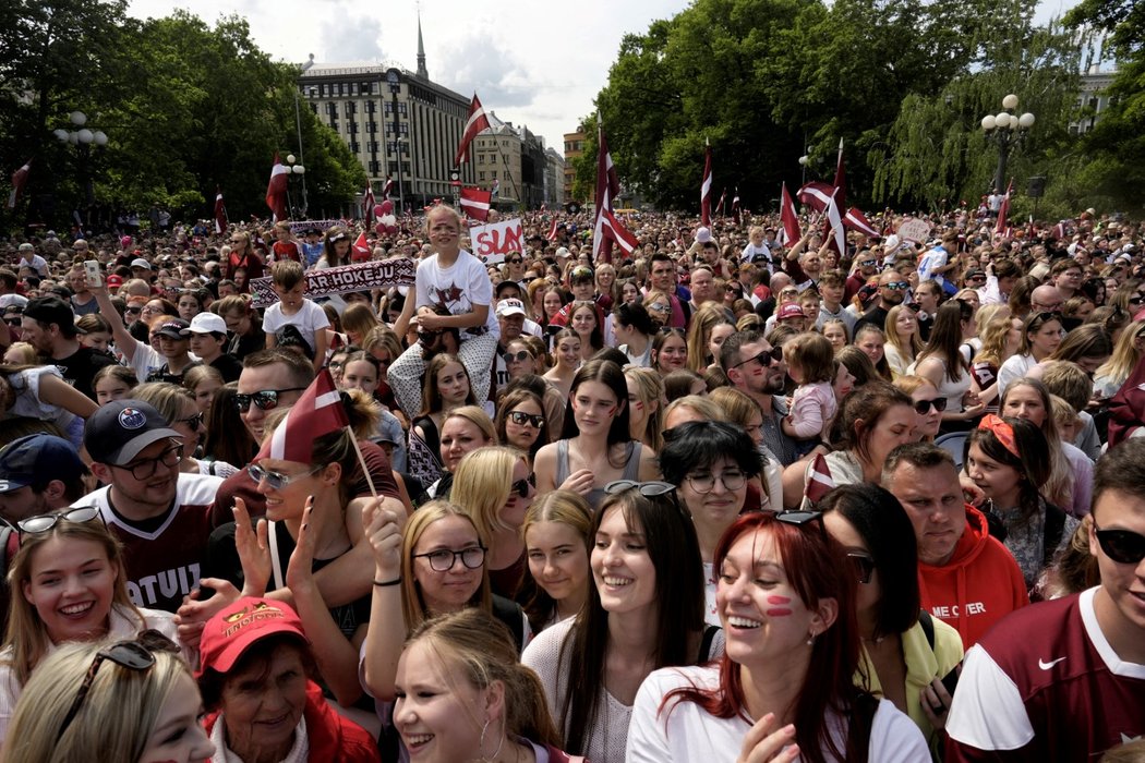 Nadšení Lotyši při návratu bronzových hokejistů z Tampere