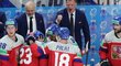 Radim Rulík a jeho radost na české lavičce po postupu do finále domácího MS v hokeji Radim Rulík a jeho radost na české lavičce po postupu do finále domácího MS v hokeji