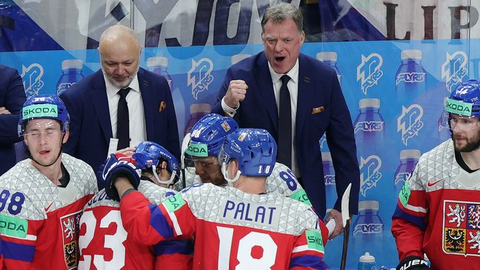 Radim Rulík a jeho radost na české lavičce po postupu do finále domácího MS v hokeji