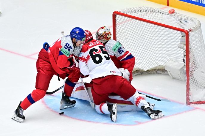Souboj v brankovišti před Danielem Vladařem Souboj v brankovišti před Danielem Vladařem