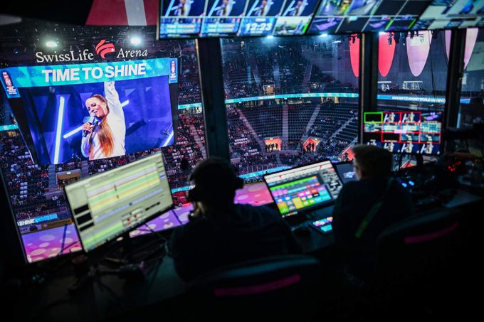 Krok za kulisy: Jak show i kostku na MS řídí Češi. Proč jsou DJ i spíkr ze zlaté Prahy? Krok za kulisy: Jak show i kostku na MS řídí Češi. Proč jsou DJ i spíkr ze zlaté Prahy?