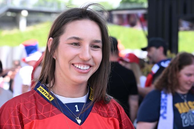 Jílek s Maděrovou fandí Čechům ve Švýcarsku. Šampionka má nejradši Fleka a Nečase v práci Jílek s Maděrovou fandí Čechům ve Švýcarsku. Šampionka má nejradši Fleka a Nečase v práci