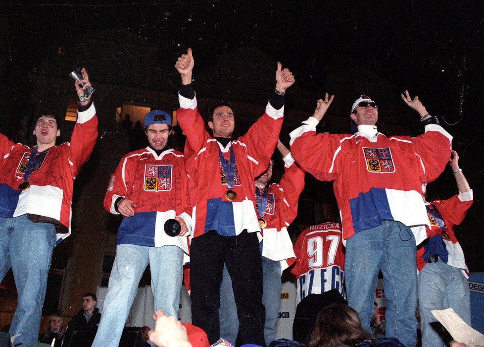 Triumfální příjezd na naganských hrdinů na Staroměstské náměstí: zleva Richard Šmehlík, Roman Hamrlík, Martin Ručinský a Dominik Hašek