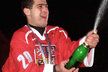 Roman Čechmánek slaví se šampaňským na Staroměstském náměstí po příletu z Nagana