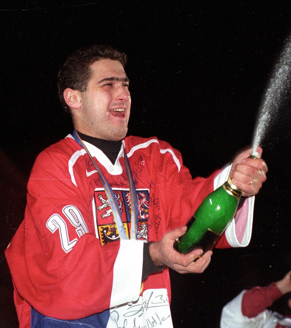1998. Roman Čechmánek slaví se šampaňským na Staroměstském náměstí po příletu z Nagana