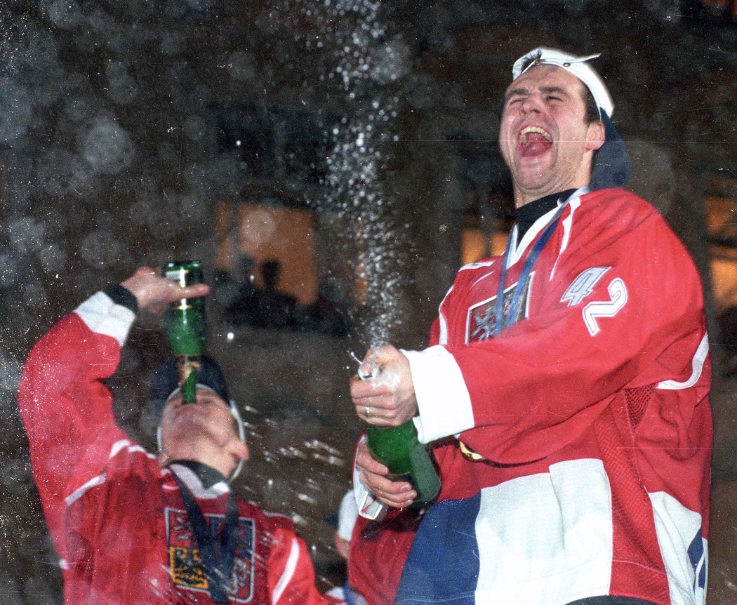 Josef Beránek stříká šampaňským po příjezdu hokejistů z Nagana na Staroměstské náměstí