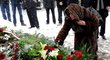 Vdova po Ivanu Hlinkovi Liběna klade kytici na jeho hrob, kam v rámci oslav 15. výročí naganské olympiády zavítal téměř celý tehdejší tým