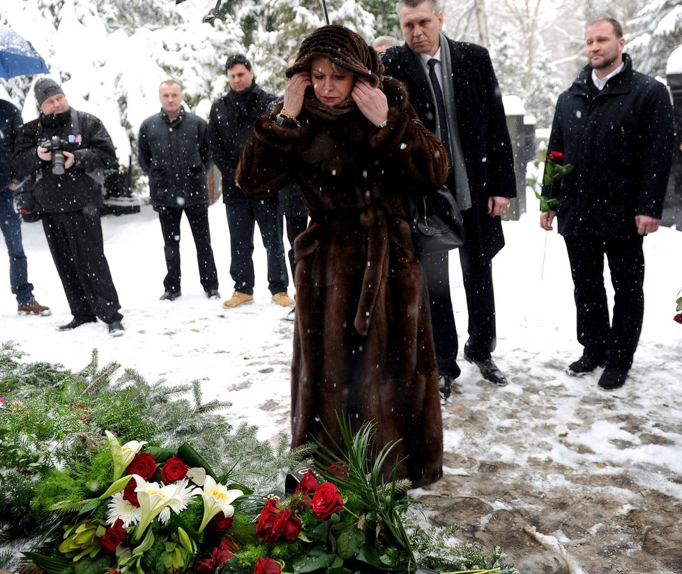 Liběna Hlinková u hrobu svého muže na pražských Olšanech