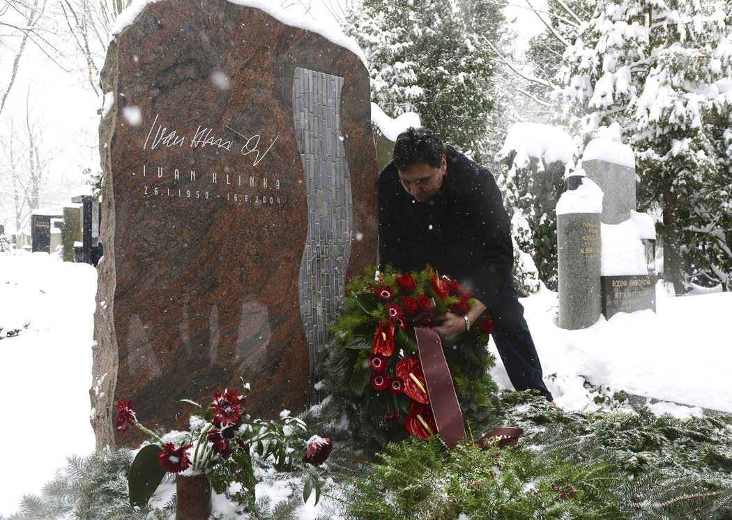 Vladimír Růžička pokládá věnec na hrob Ivana Hlinky na olšanském hřbitově. Koučově památce se v rámci oslav 15. výročí naganského zlata poklonil téměř celý tehdejší tým