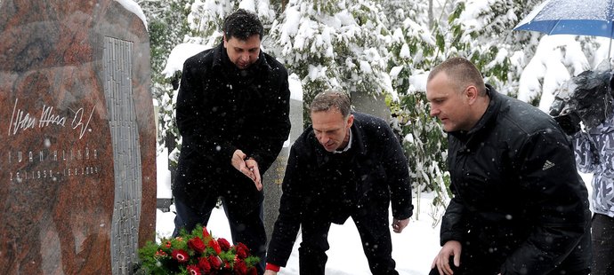 Zleva Vladimír Růžička, Dominik Hašek a Robert Reichel dali Ivanu Hlinkovi na hrob věnec s nápisem Hráči z Nagana