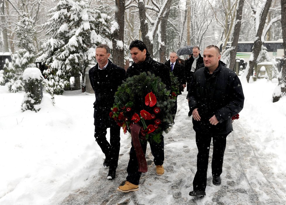 Zleva Dominik Hašek, Vladimír Růžička a Robert Reichel míří k hrobu Ivana Hlinky při připomínce 15. výročí zlatého Nagana.