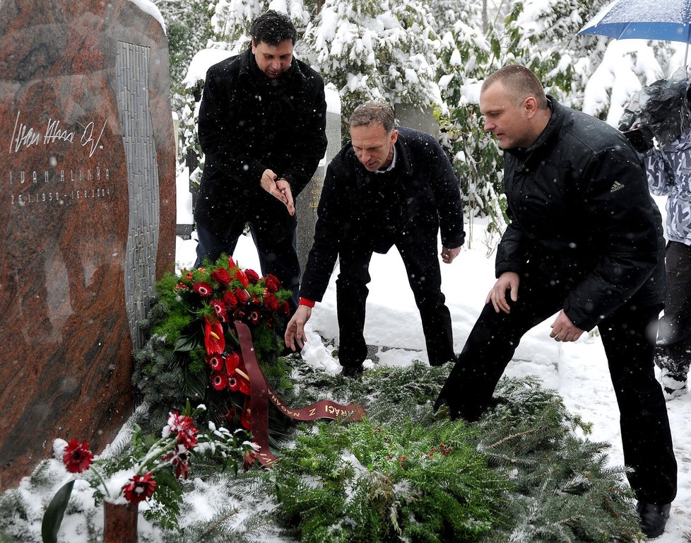 Zleva Vladimír Růžička, Dominik Hašek a Robert Reichel dali Ivanu Hlinkovi na hrob věnec s nápisem Hráči z Nagana
