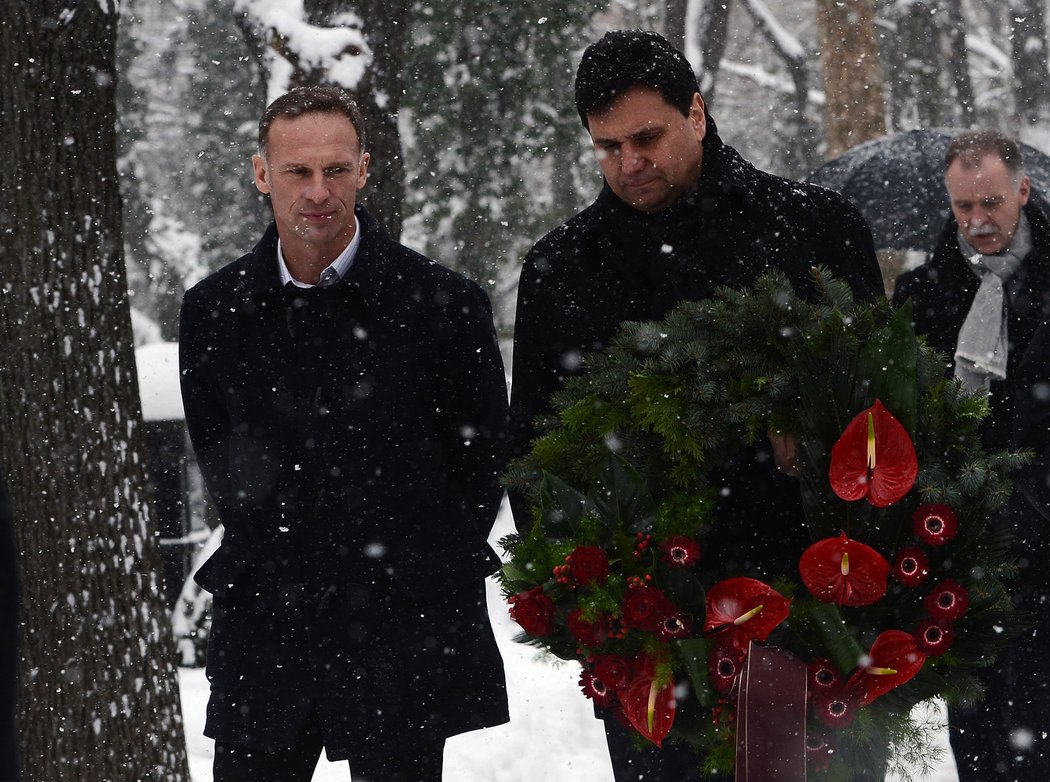 Dominik Hašek (vlevo) a Vladimír Růžička přicházejí k hrobu Ivana Hlinky, vzadu jeho asistent z Nagana Slavomír Lener