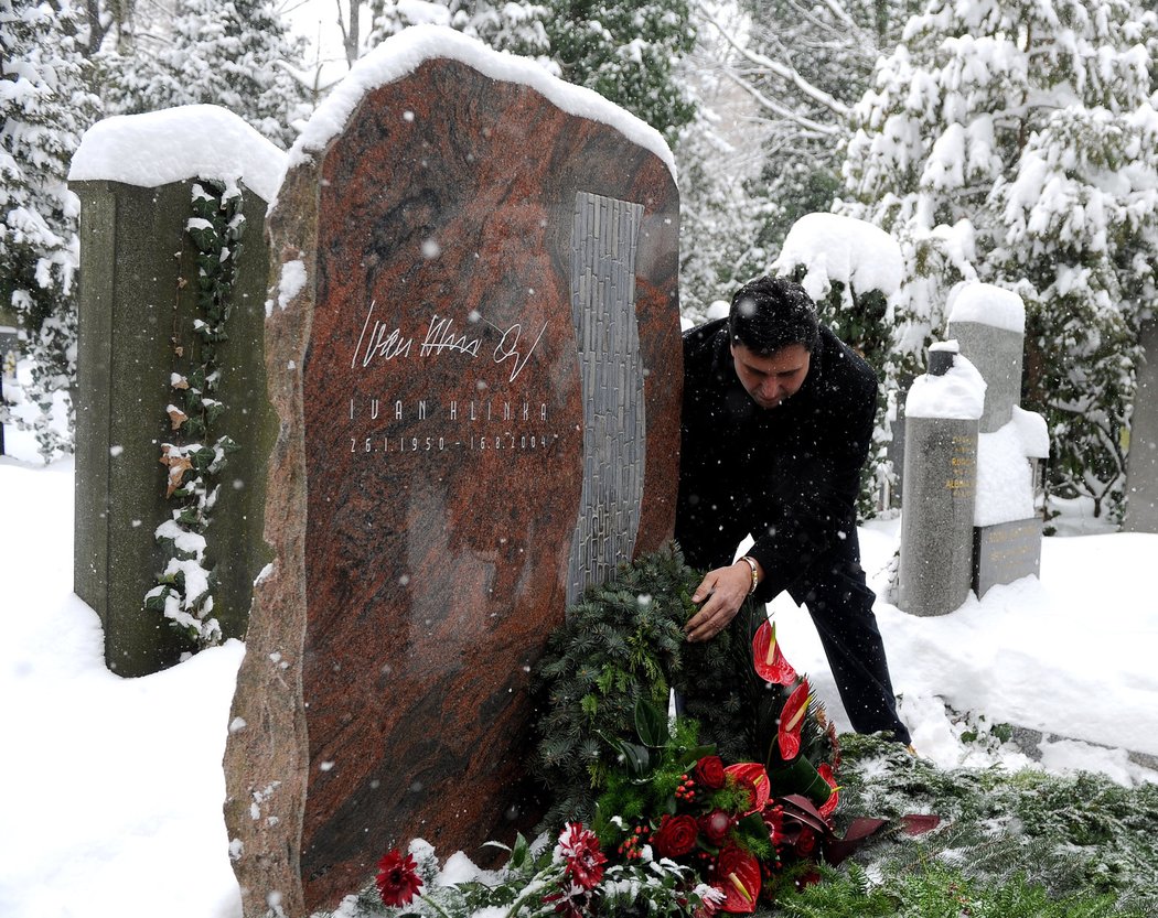 Vladimír Růžička upravuje věnec na hrobu trenéra Ivana Hlinky, kam vyrazili v rámci oslav 15. výročí naganského zlata téměř všichni členové legendárního českého zlatého týmu...