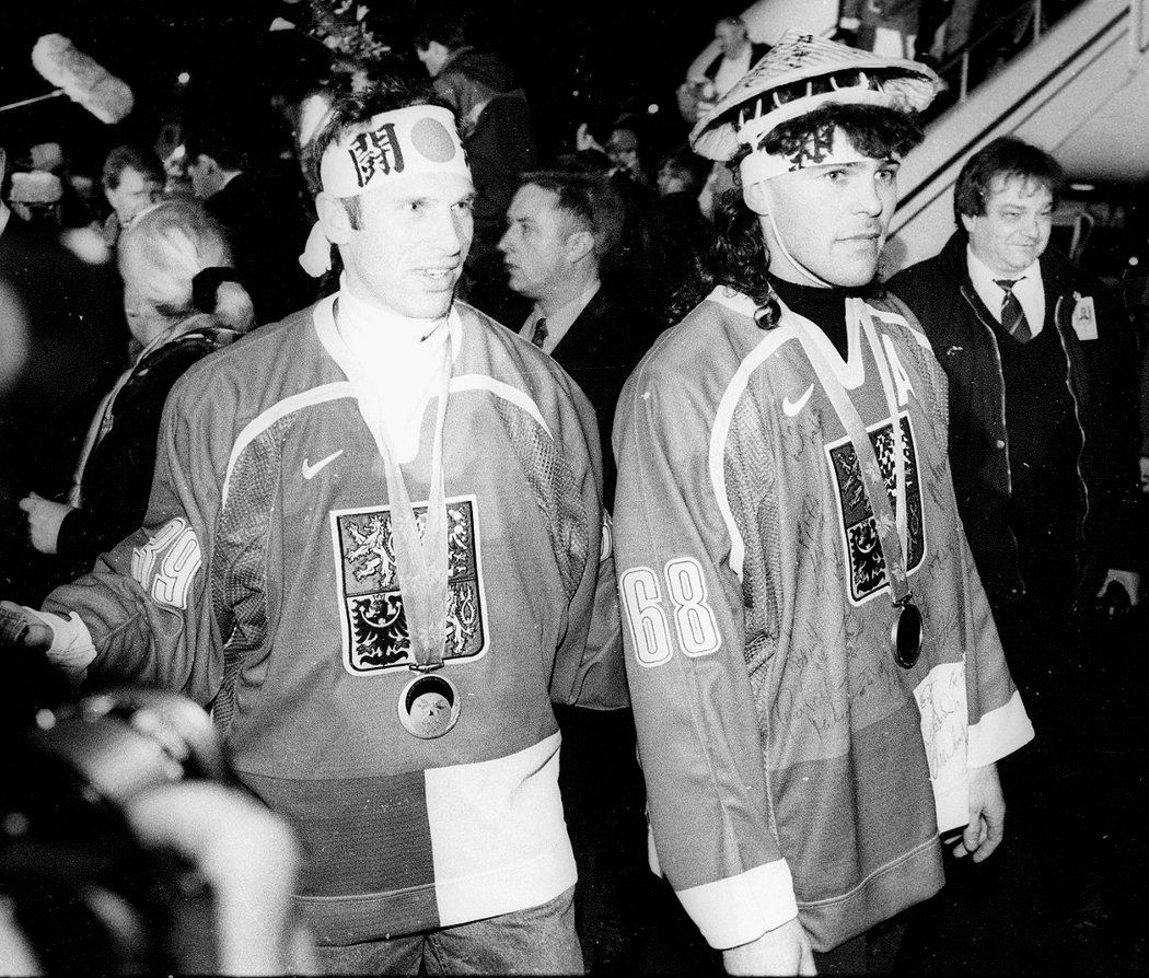 Dominik Hašek s Jaromírem Jágrem po triumfu v Naganu, největšímu úspěchu v historii českého hokeje