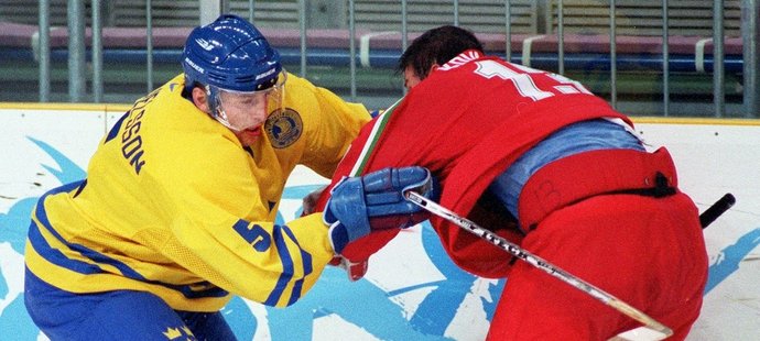 Švédský obránce Ulf Samuelsson v zápase s Běloruskem