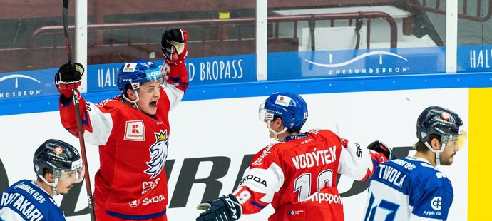 Čeští hokejisté se radují z první vstřelené branky v zápase s Finskem