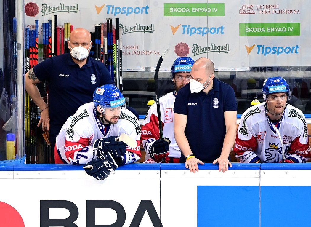 Masér Zdeněk Šmíd (vlevo) při zápase české hokejové reprezentace