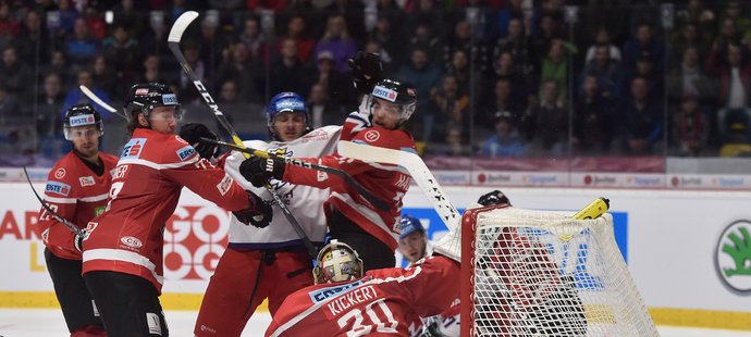 Nepřehledná situace před rakouskou brankou