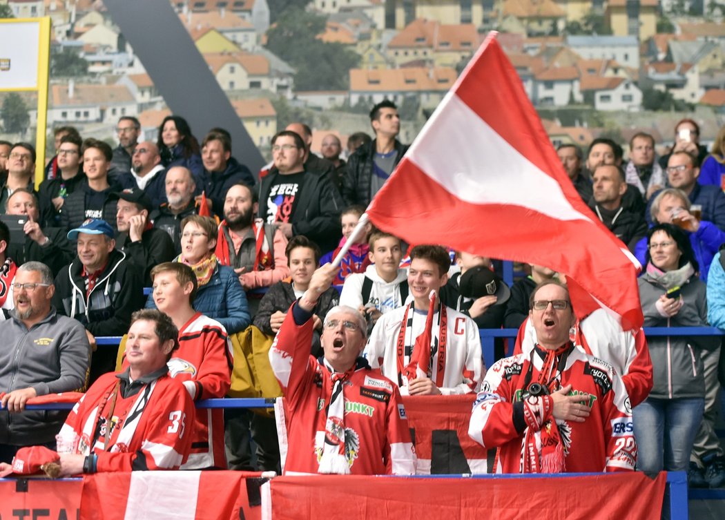 Rakouští fanoušci během utkání s českým národním týmem