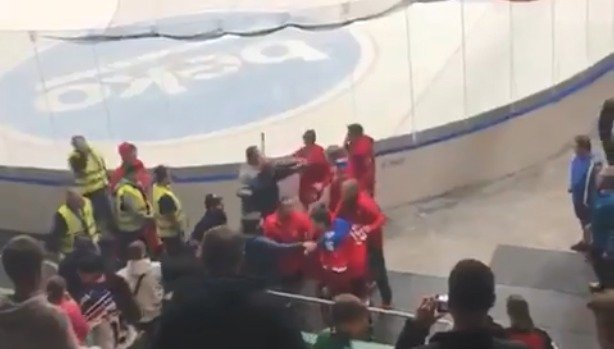 Ruští hokejisté do 18 let nezvládli závěr přípravného zápasu s Českem. Hráči na tribuně, kteří nehráli, se dokonce porvali s pořadateli a fanoušky