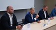 Zástupci Výkonného výboru zleva Jiří Šlégr, Bedřich Ščerban a Alois Hadamczik vysvětlují, proč odvolali od národního týmu Kariho Jalonena
