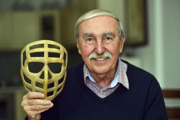 Legendární brankář Jiří Holeček se svojí ikonickou maskou Legendární brankář Jiří Holeček se svojí ikonickou maskou