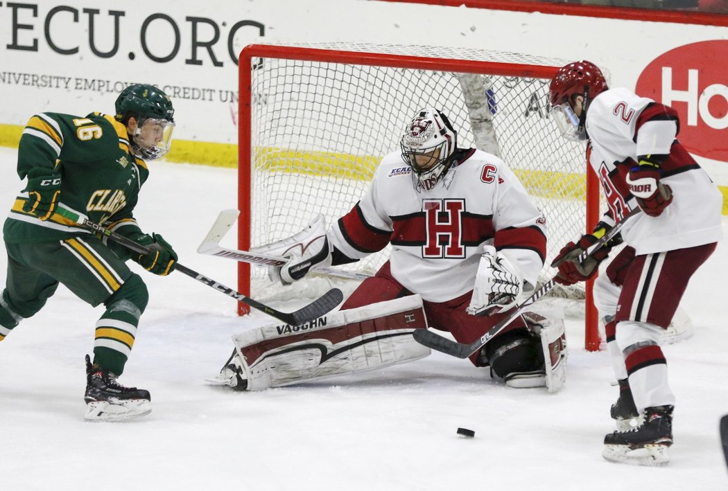 Merrick Madsen v barvách týmu Harvardu. Smlouvu má s Arizona Coyotes