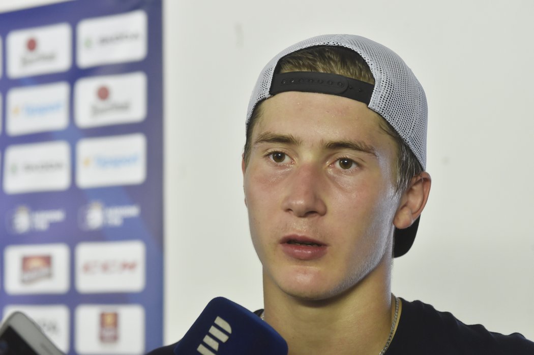 Martin Nečas hovoří se zástupci médií po prvním tréninku české hokejové reprezentace.
