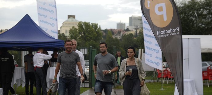 Mezi pozvanými na rozlučkovou party hokejisty Petra Nedvěda byl i Vladimír Šmicer