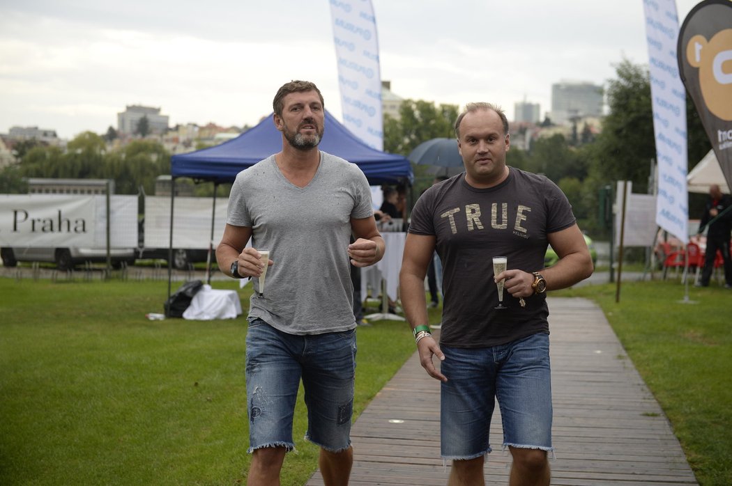 Marek Vít (vpravo) na rozlučkové akci hokejisty Petra Nedvěda