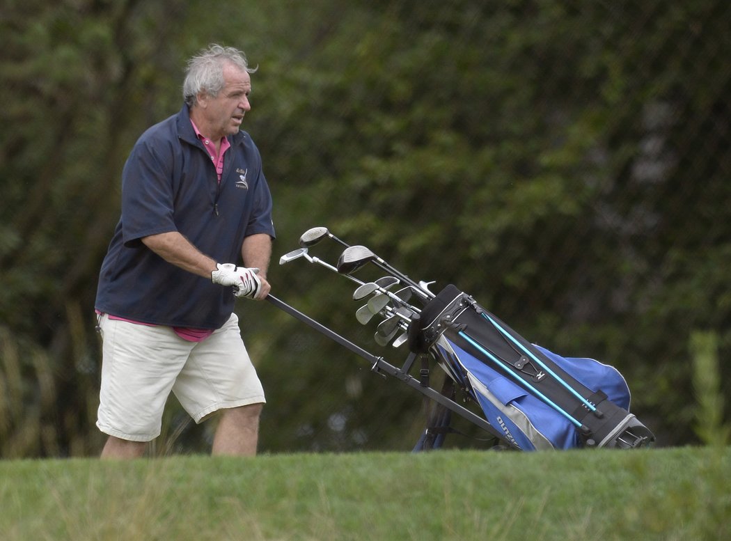 Na rozlučce Petzra Nedvěda s kariérou se hrál i golf, nechyběl fotbalový internacionál Ladislav Vízek