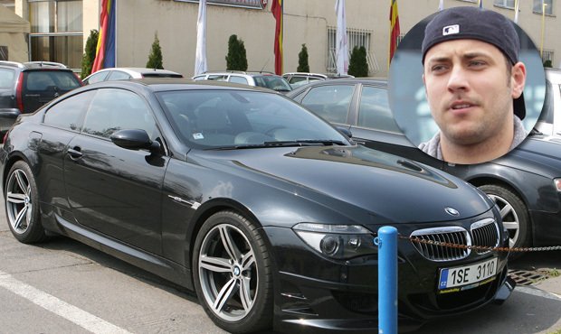 Brankář Ondřej Pavelec řídil své BMW M6 pod vlivem alkoholu a narazil do stojícího vozu. Dostal roční podmínku a zákaz řízení na 20 měsíců.