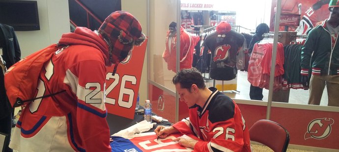 Patrik Eliáš během podpisové akce hokejistů New Jersey