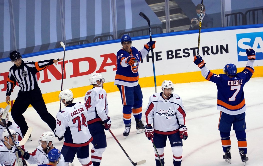 Islanders oslavují první branku v třetím utkání s Capitals