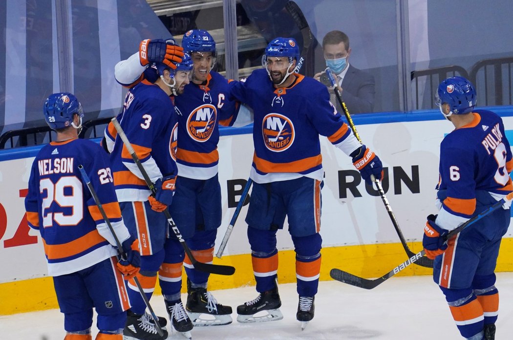 Islanders oslavují první branku v třetím utkání s Capitals