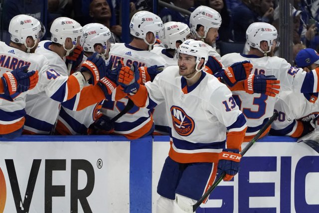 Matthew Barzal oslavuje trefu do sítě Tampy