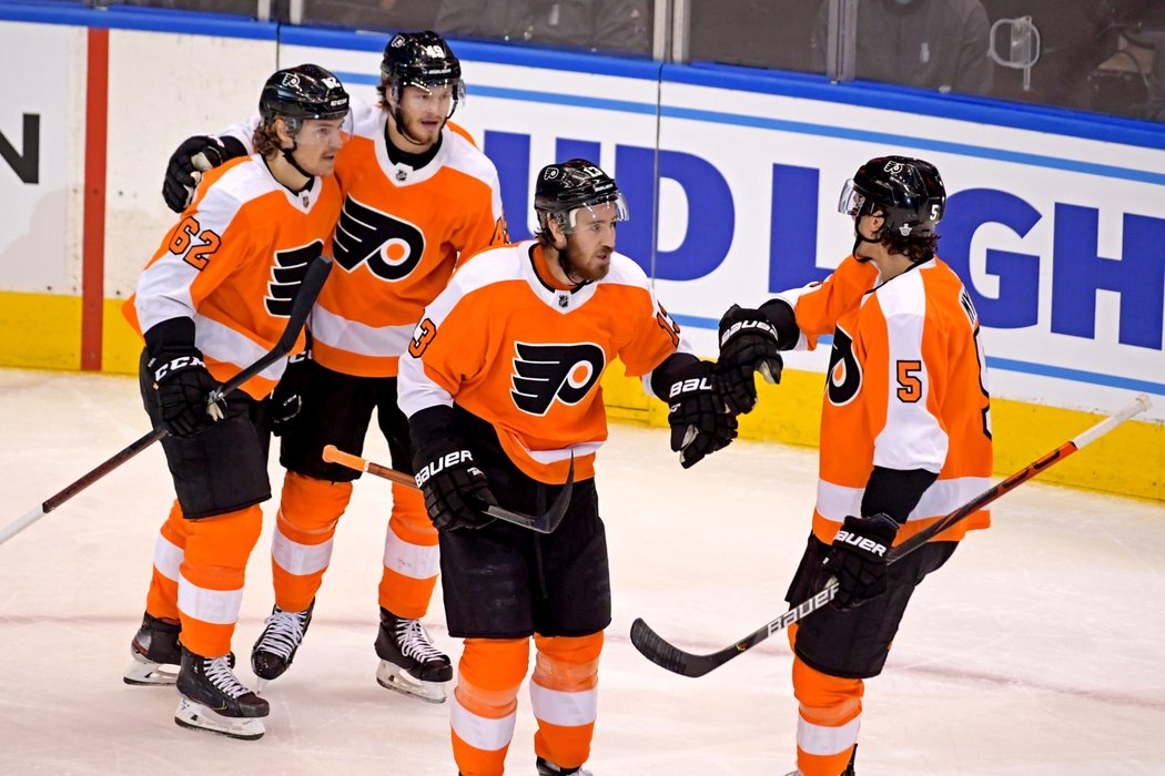 Hokejisté Philadelphie se radují ze vstřelené branky v utkání s Islanders